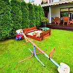 Large Home, Private Garden Feriehus *