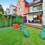 Large Home, Private Garden Kołobrzeg