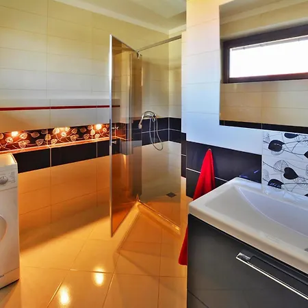 Large Home, Private Garden *