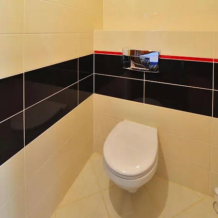 Large Home, Private Garden Tatil Evi *