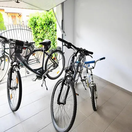 Large Home, Private Garden Casa vacanze