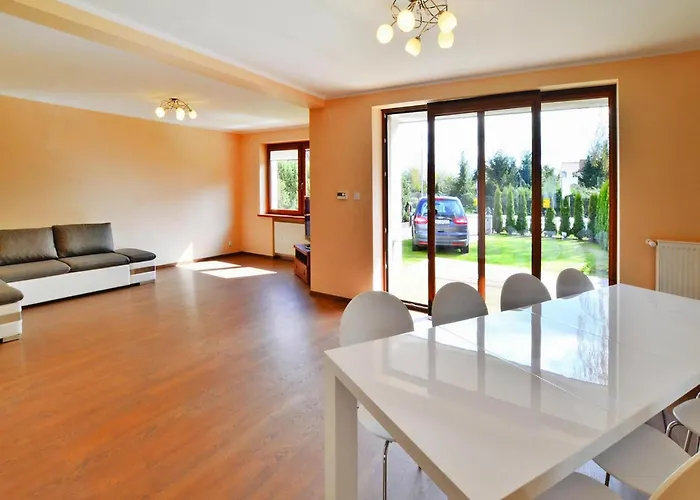 Large Home, Private Garden * Kołobrzeg